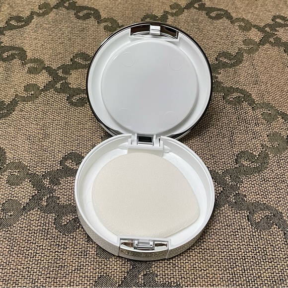 Beyond Perfecting Powder Foundation + Concealer in Shade Vanilla - Picture 4 of 4